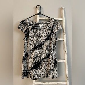 🖤LIKE NEW🖤 CATO WOMENS SHORT SLEEVE PRINTED TOP WITH SHOULDER DETAILING 🖤